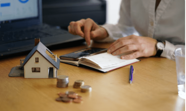 Pourquoi les taux immobiliers remontent alors que les banques centrales baissent leurs taux directeurs